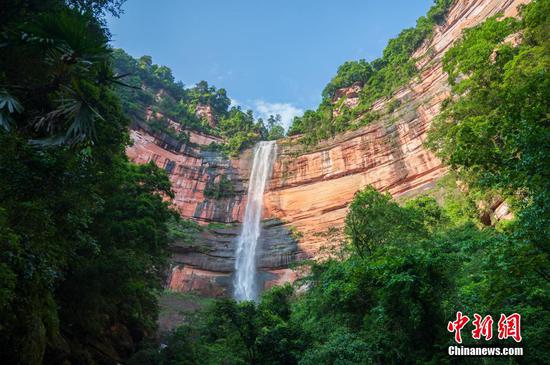 5月27日，赤水丹霞旅游區(qū)·佛光巖夏日景色。