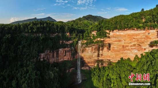 5月27日，航拍赤水丹霞旅游區(qū)·佛光巖夏日景色。