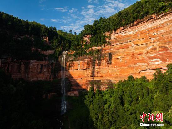 5月27日，航拍赤水丹霞旅游區(qū)·佛光巖夏日景色。