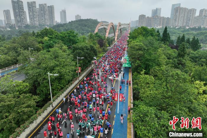 2024貴陽(yáng)馬拉松賽鳴槍開(kāi)跑