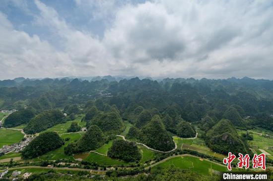 貴州興義：夏日萬峰林 風景美如畫