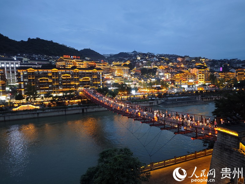 茅臺鎮(zhèn)夜景。人民網(wǎng) 龍章榆 攝