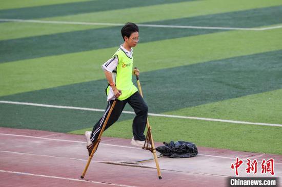 7月5日晚，參賽運動員在進行高腳競速比賽。記者 瞿宏倫 攝