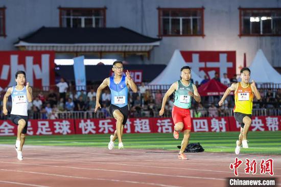 7月5日晚，參賽運動員在進行田徑100米決賽。記者 瞿宏倫 攝