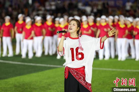 7月5日晚，《動起來倍兒爽》演出中歌手孫悅在演唱歌曲《倍兒爽》。記者 瞿宏倫 攝