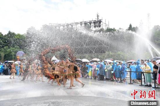 圖為市民在2024貴州民族大聯(lián)歡·盛夏狂歡活動(dòng)現(xiàn)場(chǎng)潑水狂歡。<a href=http://www.gzculture.net target=_blank class=infotextkey>貴陽</a>市觀山湖區(qū)融媒體中心 供圖