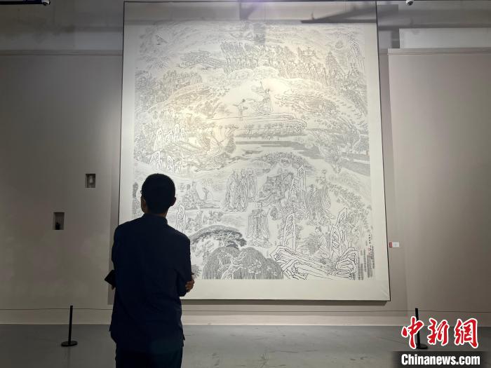 圖為“翰墨履痕——馮遠(yuǎn)藝術(shù)展”吸引民眾參觀?！＄婌?攝