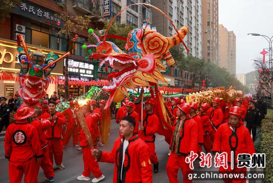 2月14日，人們在正安縣參加龍燈巡游活動。趙永章 攝